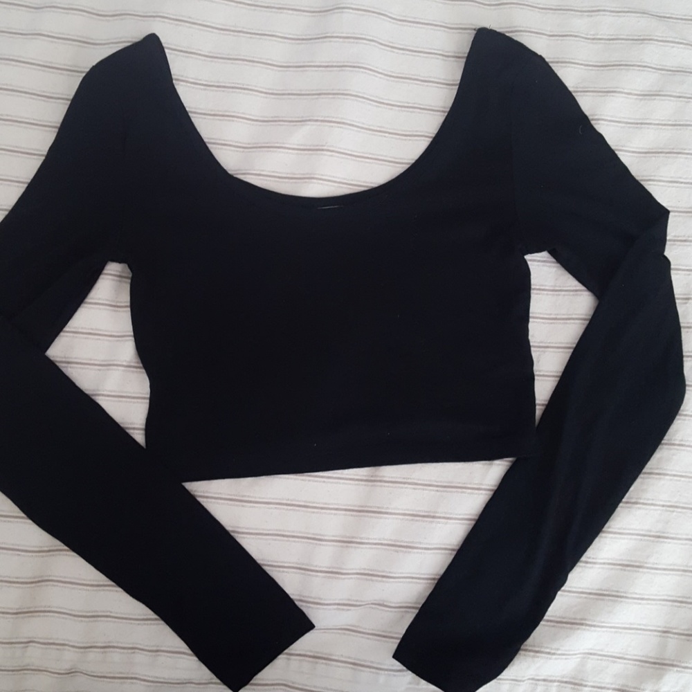 Small black long sleeve crop top